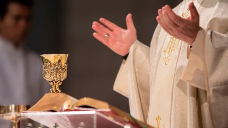 Sacerdote murió aplastado por una cruz mientras celebraba misa en Ecuador