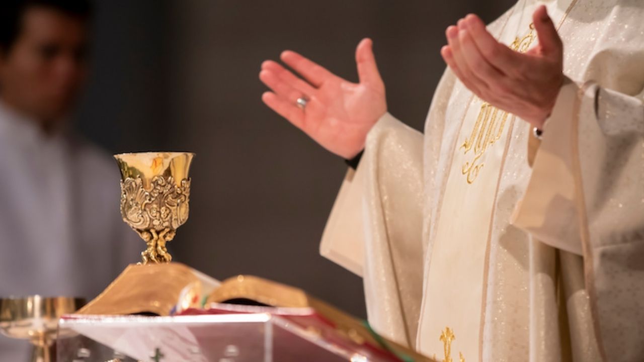 Sacerdote murió aplastado por una cruz mientras celebraba misa en Ecuador