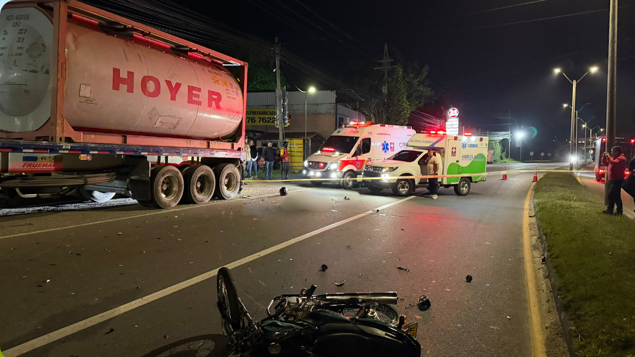 Un motociclista murió luego de estrellarse contra un camión parqueado en la autopista Medellín–Bogotá