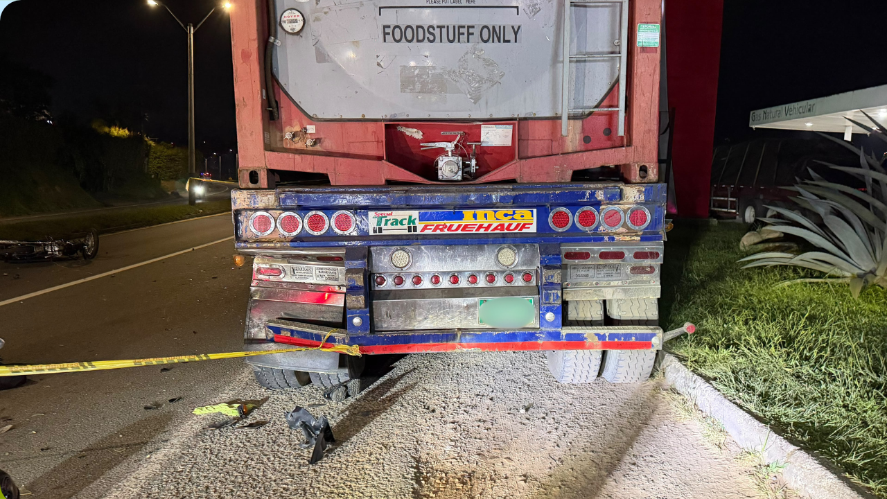 Un motociclista murió luego de estrellarse contra un camión parqueado en la autopista Medellín–Bogotá 2 Un motociclista murió luego de estrellarse contra un camión parqueado en la autopista Medellín–Bogotá<script async src="https://platform.x.com/widgets.js" charset="utf-8"></script>