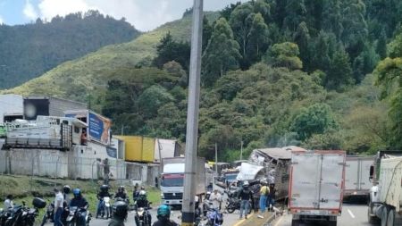 Un furgón se chocó en la Autopista Medellín-Bogotá, a la altura de el peaje de Copacabana; esto se sabe