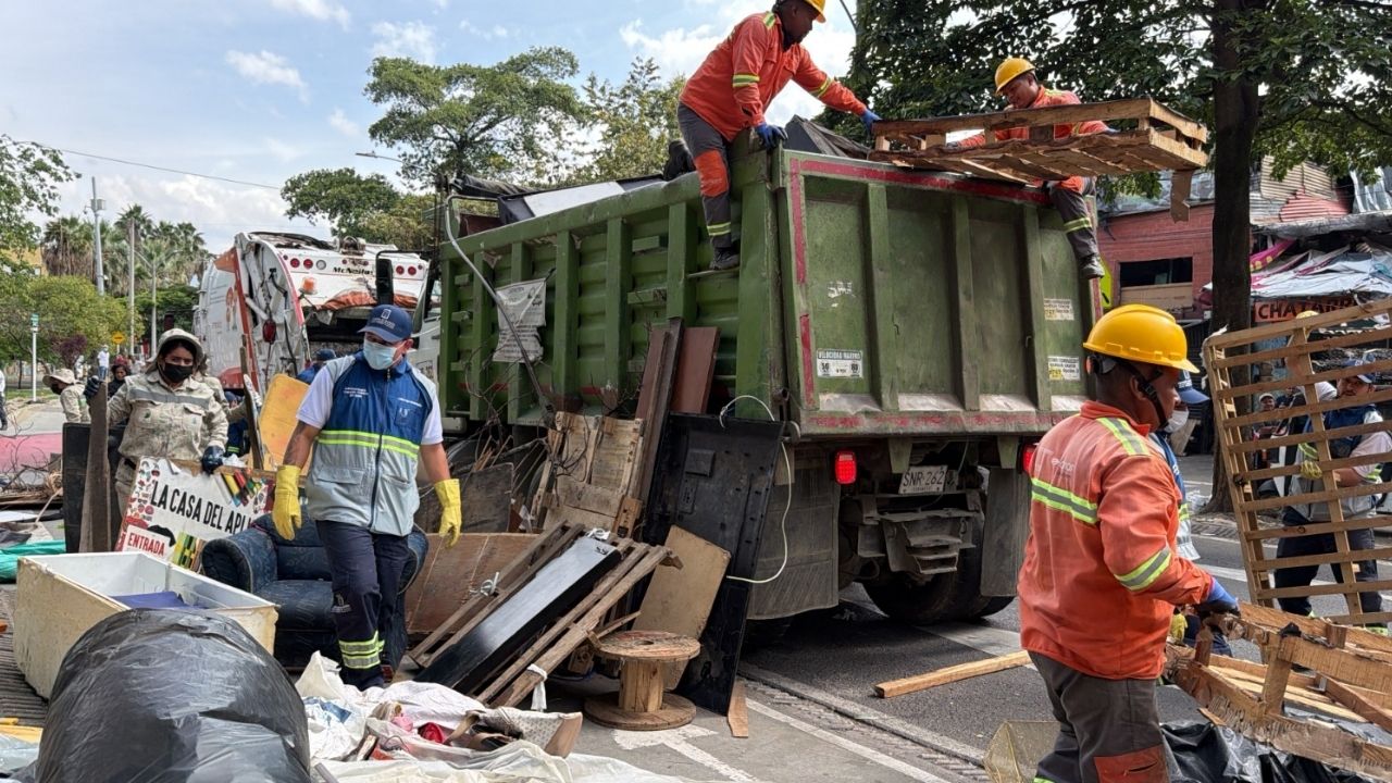 Medellín interviene cinco puntos críticos del Centro con jornadas de limpieza y recuperación del espacio público