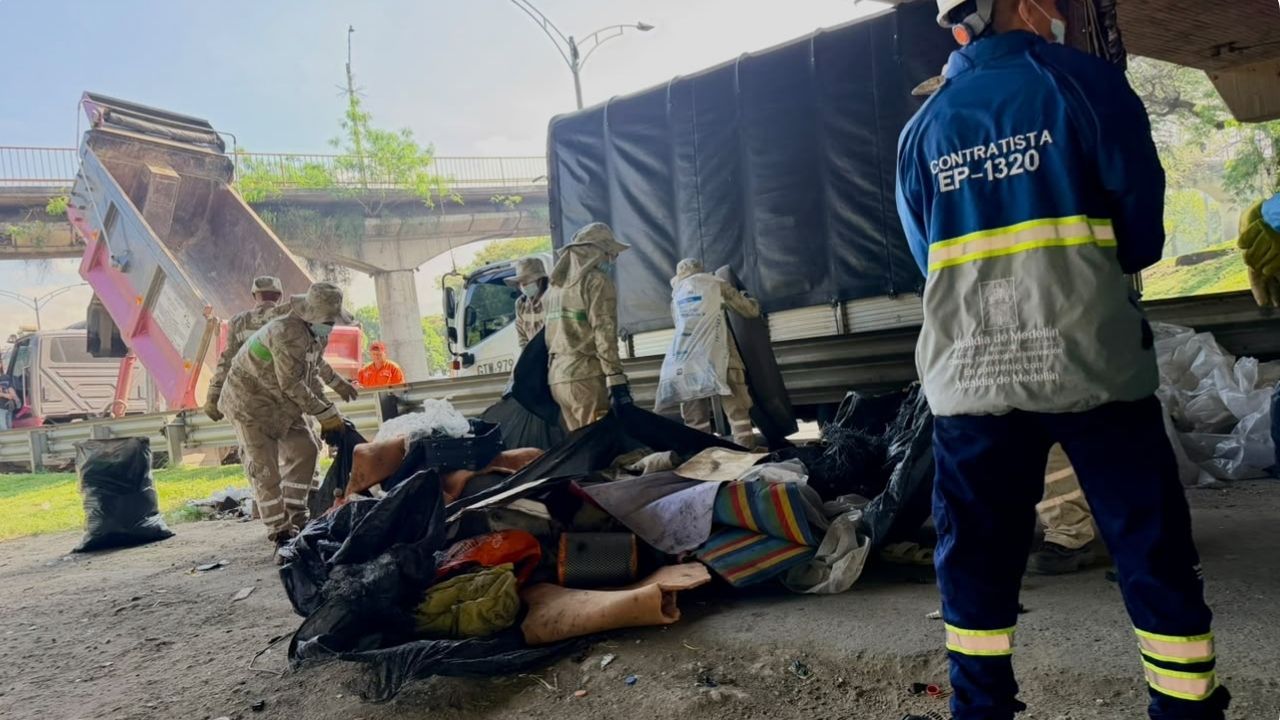 Más de 150 personas limpian tres sectores clave del corredor del río Medellín para recuperar espacio público