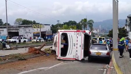 VIDEO: Accidente de un bus en la avenida Barranquilla dejó 34 personas afectadas Accidente de un bus en la avenida Barranquilla dejó 34 personas afectadas