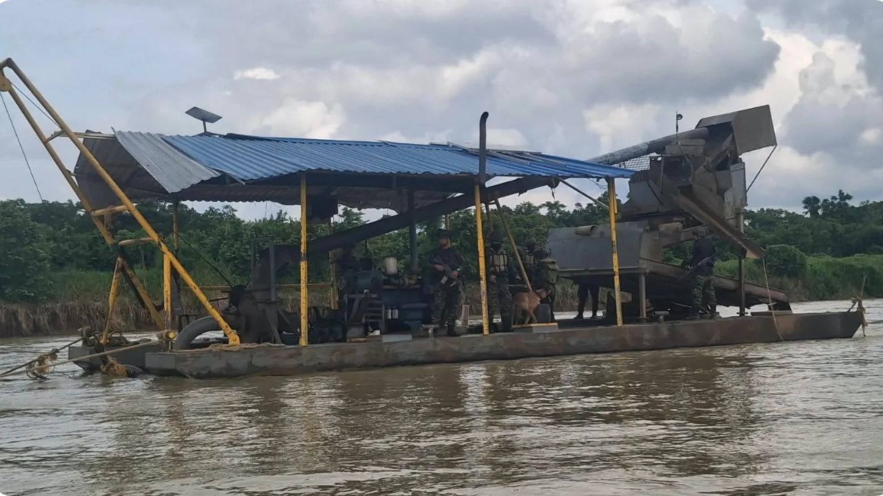 Así cayeron las máquinas de minería ilegal halladas por primera vez en el río Sinú