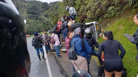¿Perdió el control? Un campero se volcó en el sector Curvas de Bogotá, en Yarumal ¿Perdió el control? Un campero se volcó en el sector Curvas de Bogotá, en Yarumal