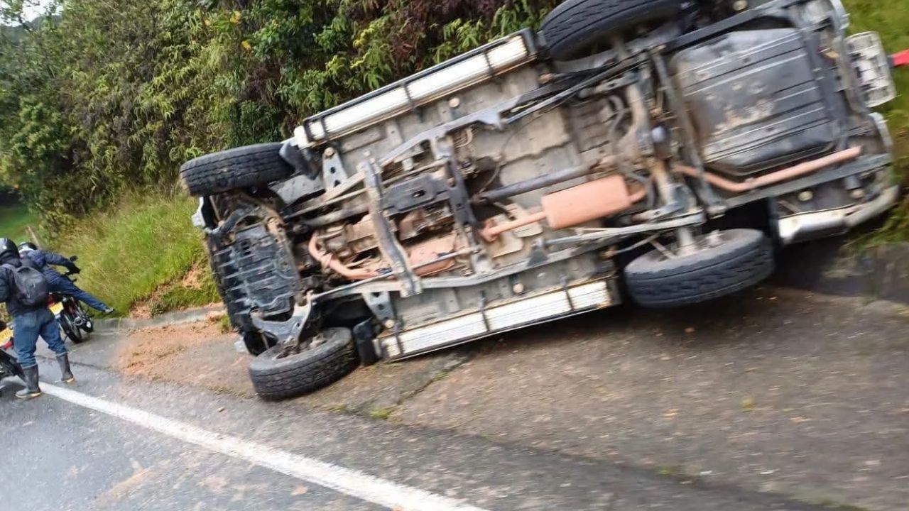 ¿Perdió el control? Un campero se volcó en el sector Curvas de Bogotá, en Yarumal 2 ¿Perdió el control? Un campero se volcó en el sector Curvas de Bogotá, en Yarumal