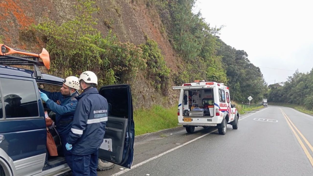 ¿Perdió el control? Un campero se volcó en el sector Curvas de Bogotá, en Yarumal 1 ¿Perdió el control? Un campero se volcó en el sector Curvas de Bogotá, en Yarumal