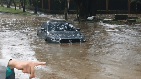 VIDEO: Fuerte aguacero azotó al Valle de Aburrá: hubo más de 260 rayos y emergencias por crecientes de quebradas