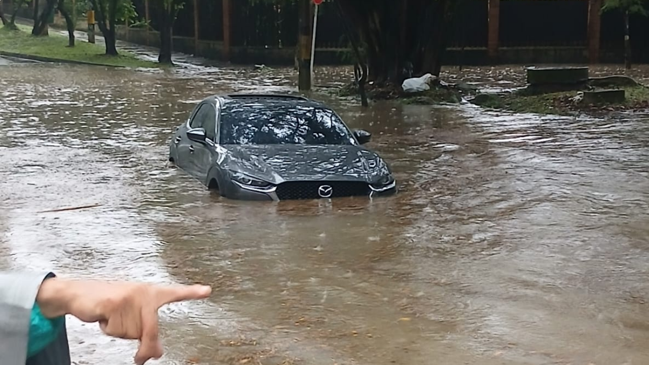 VIDEO: Fuerte aguacero azotó al Valle de Aburrá: hubo más de 260 rayos y emergencias por crecientes de quebradas