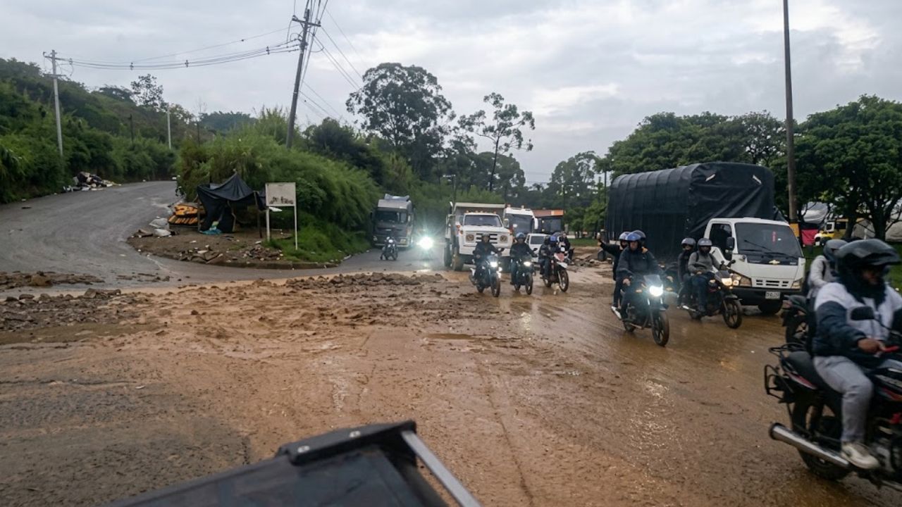 Barro sobre la Autopista Medellín - Bogotá genera movilidad reducida en Zamora luego de las lluvias