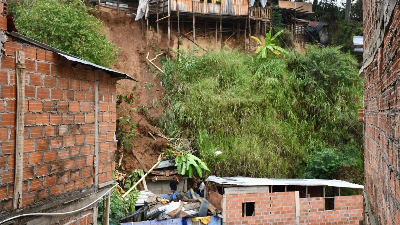 Deslizamiento de tierra destruye dos viviendas y afecta a seis más en el barrio Villas del Sol de Bello