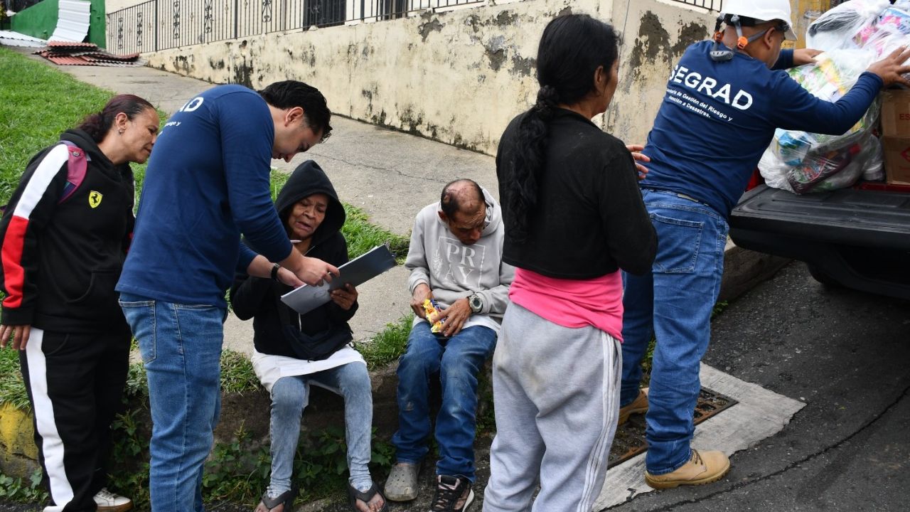 Deslizamiento de tierra destruye dos viviendas y afecta a seis más en el barrio Villas del Sol de Bello 1 Deslizamiento de tierra destruye dos viviendas y afecta a seis más en el barrio Villas del Sol de Bello