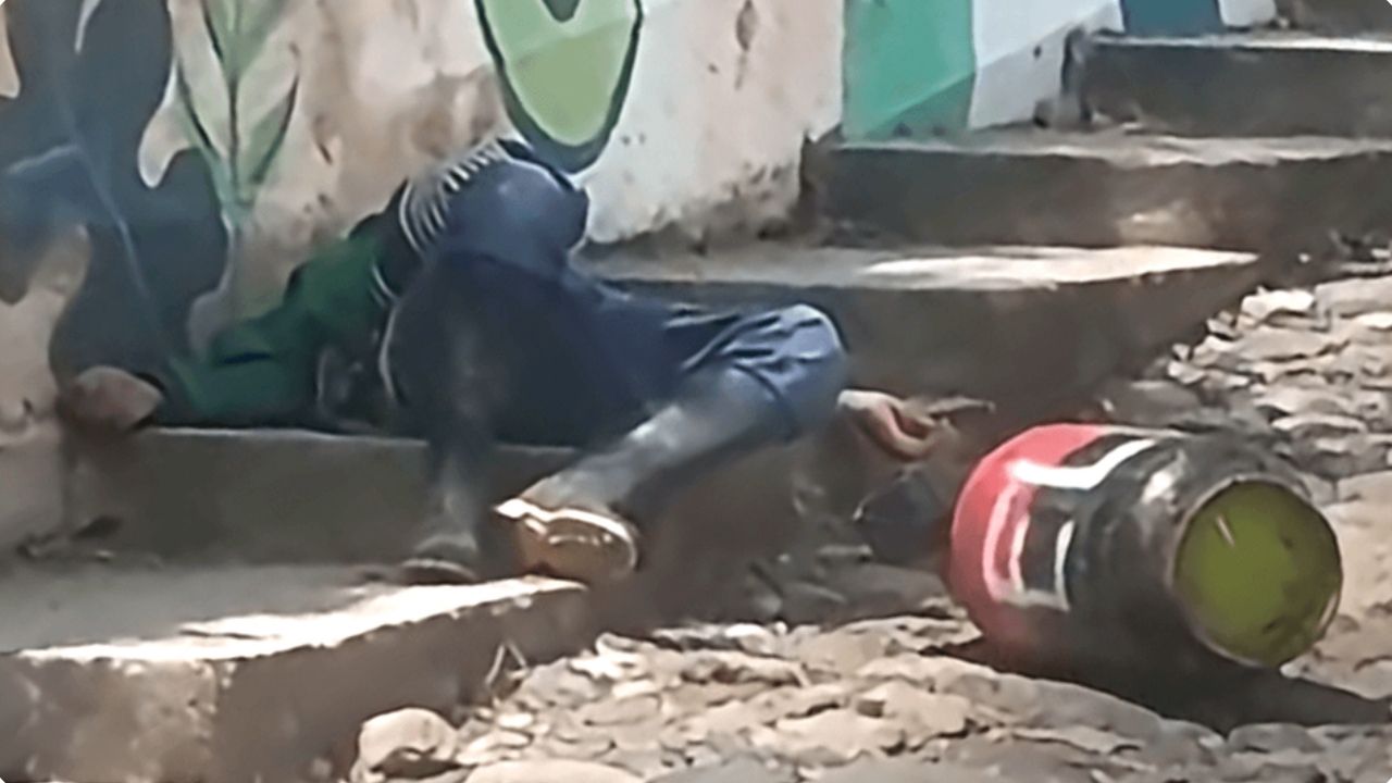 VIDEO: Un hombre que al parecer estaba borracho arrastró por las calles un cilindro del ELN 2 Un hombre que al parecer estaba borracho arrastró por las calles de El Carmen un cilindro que pertenecería al Eln