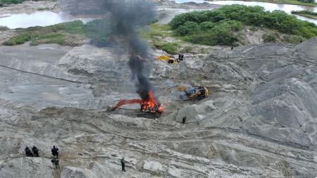 Ejército inutilizó maquinaria de minería ilegal avaluada en más de $1.000 millones de pesos en Nechí Ejército inutilizó maquinaria de minería ilegal avaluada en más de $1.000 millones de pesos en Nechí
