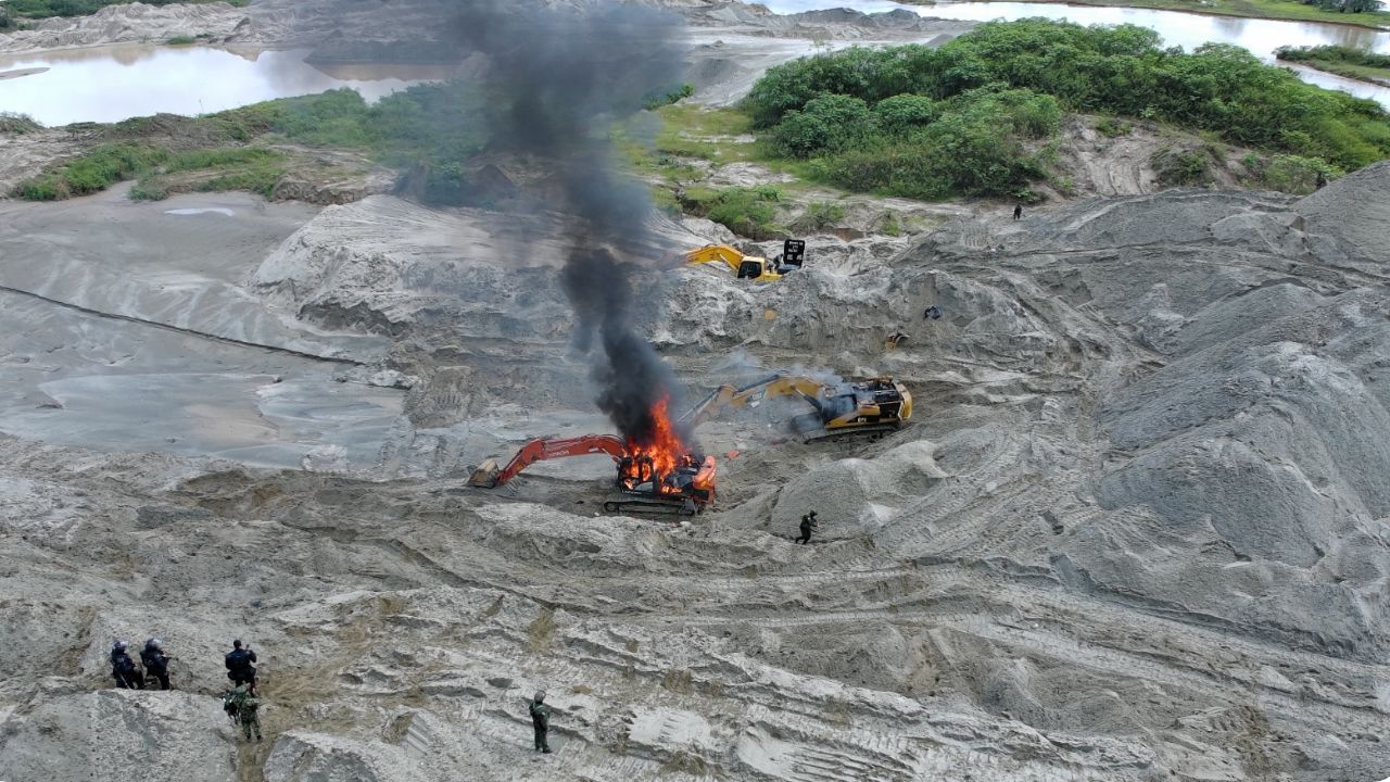 Ejército inutilizó maquinaria de minería ilegal avaluada en más de $1.000 millones de pesos en Nechí