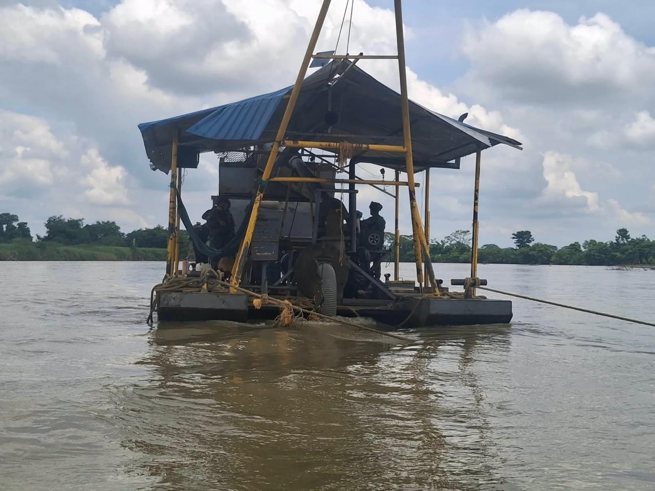 Así cayeron las máquinas de minería ilegal halladas por primera vez en el río Sinú
