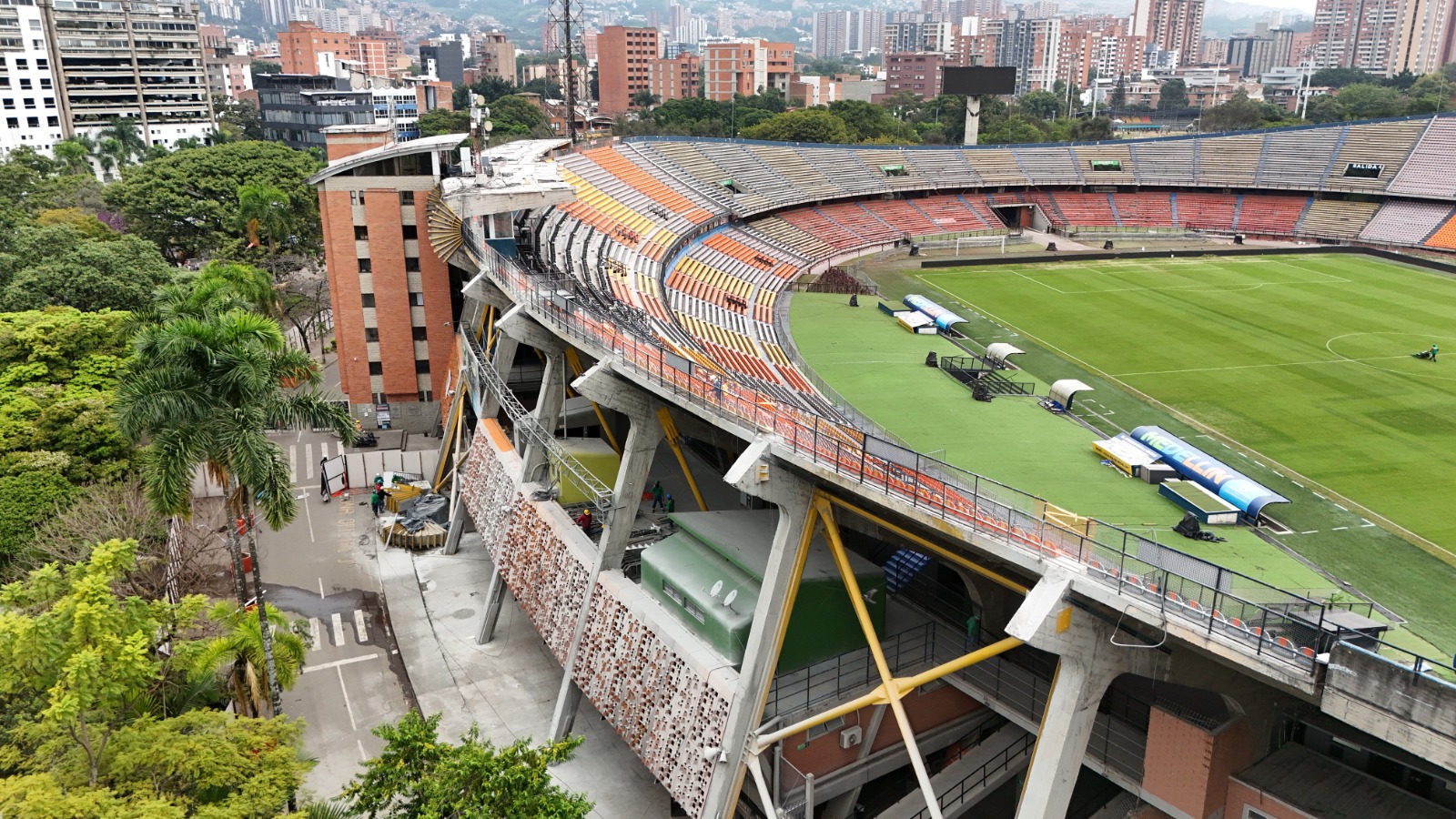 Ya terminaron de desmontar la cubierta de la tribuna occidental en el estadio Atanasio Girardot de Medellín 1 Ya terminaron de desmontar la cubierta de la tribuna occidental en el estadio Atanasio Girardot de Medellín