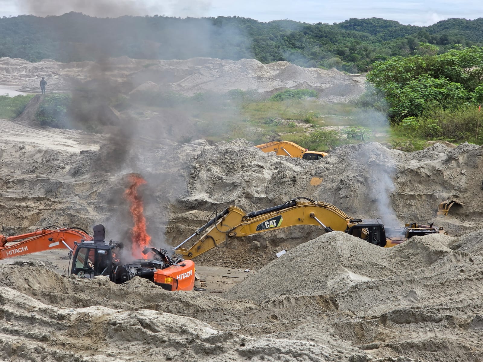 Ejército inutilizó maquinaria de minería ilegal avaluada en más de $1.000 millones de pesos en Nechí 2 Ejército inutilizó maquinaria de minería ilegal avaluada en más de $1.000 millones de pesos en Nechí