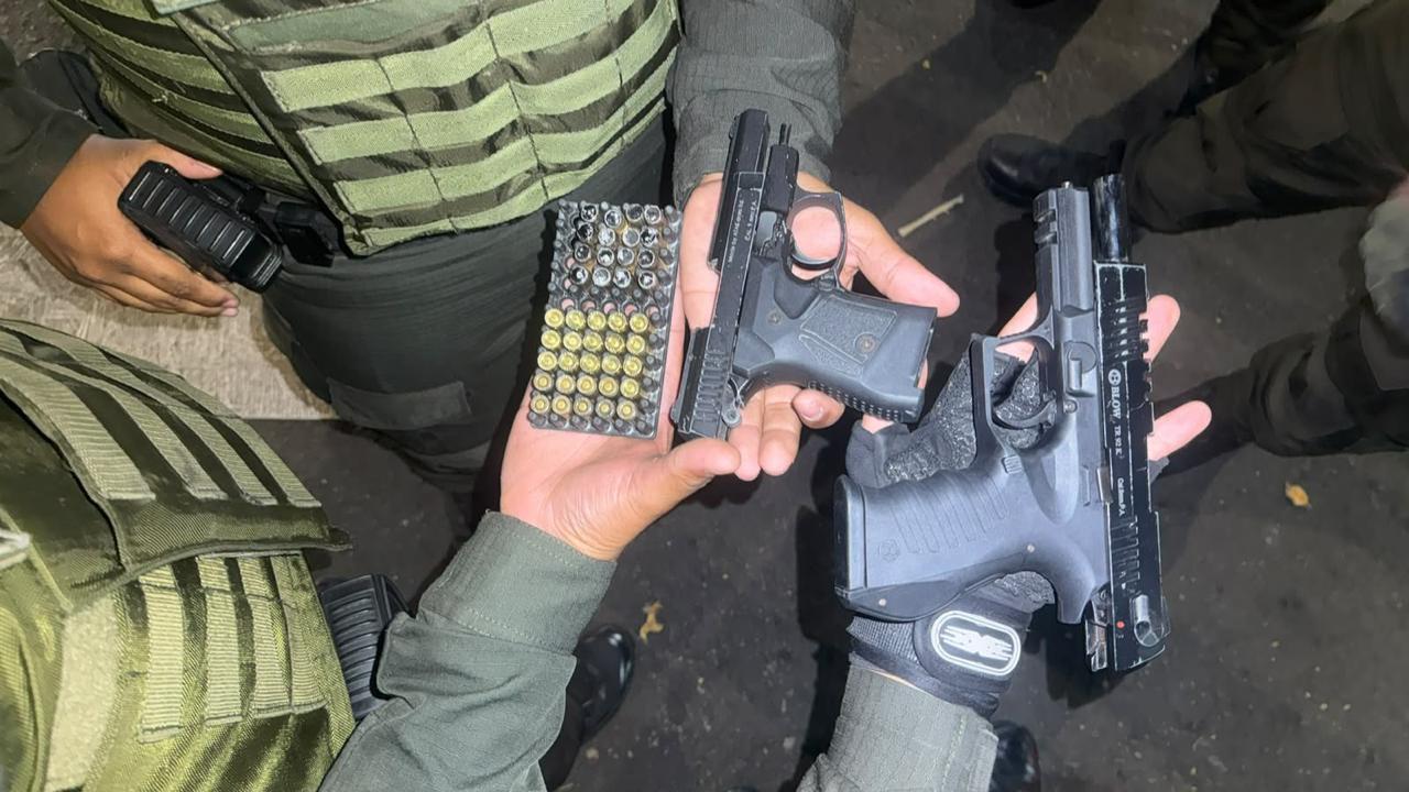 Capturan a dos hombres que transportaban armas y municiones modificadas en Medellín 1 WhatsApp Image 2026 10 28 at 9.32.09 AM 1